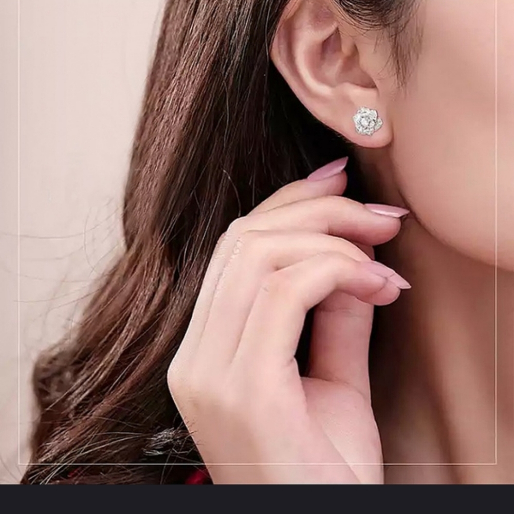 GORGEOUS!! Flower CZ earrings in SILVER - Picture 3 of 10